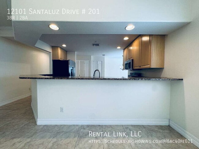 Building Photo - 12101 Santaluz Dr