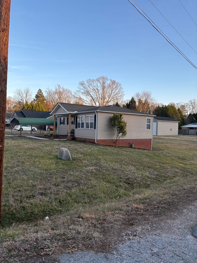 Building Photo - 3 Bedroom East Rowan Home