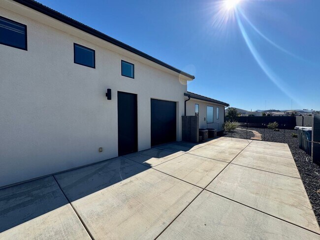 Building Photo - Beautiful Modern 5 Bedroom Furnished Home!!