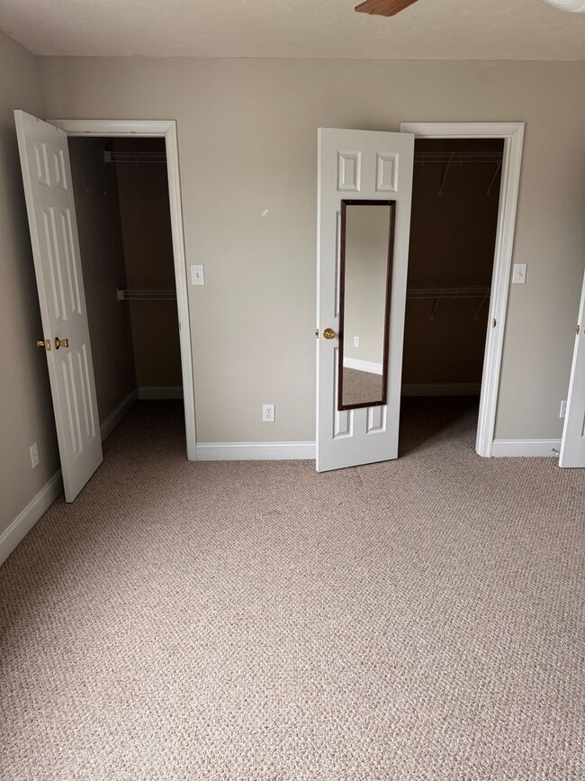 Building Photo - 3 Bedroom || 2 Full Bathroom & 2 Half Bath...