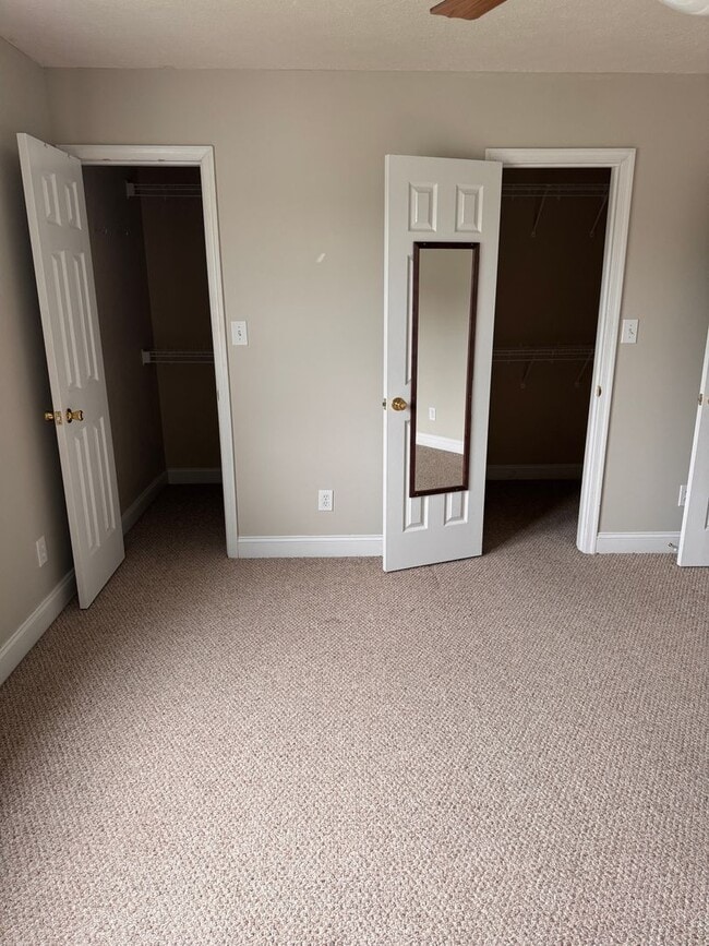 Building Photo - 3 Bedroom || 2 Full Bathroom & 2 Half Bathroom Townhome