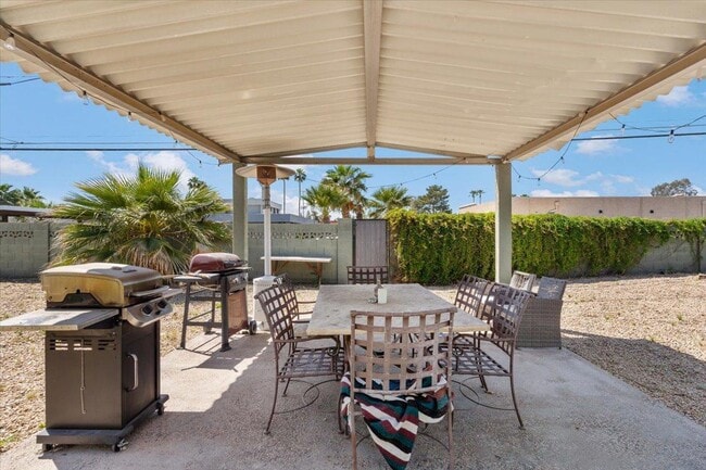 Building Photo - 535 W 19th St