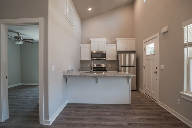 Building Photo - Bed 2 Bath Home!!