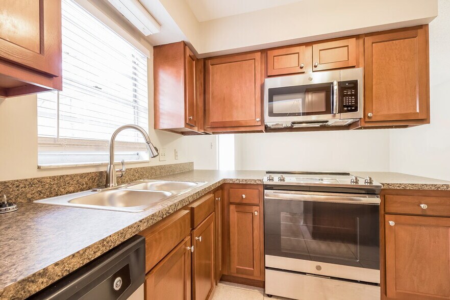 Building Photo - 234 Oak Rd