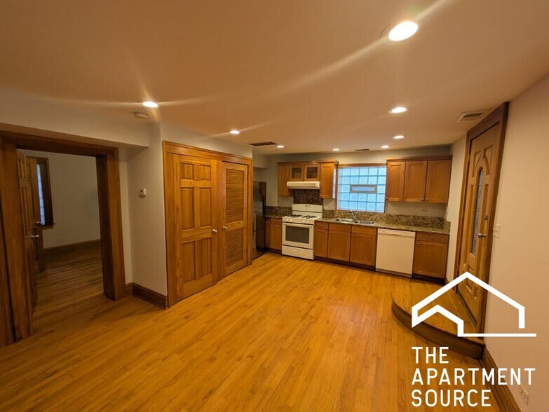 Building Photo - 3242 W Wrightwood Ave