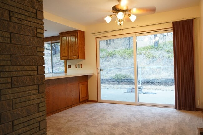 Building Photo - 3 bed 2 bath Single Family Home for Rent in Grants Pass