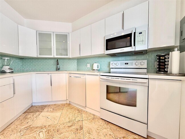 Building Photo - 5161 Collins Ave