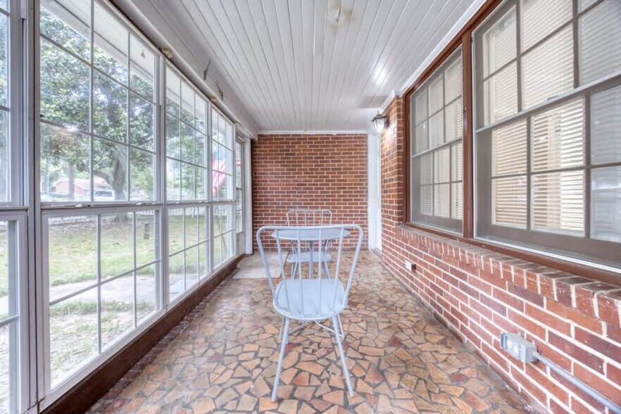 Building Photo - 2800 Gardenia St