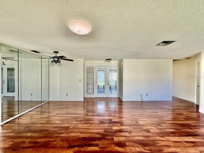 Building Photo - 940 Rosewood Ln