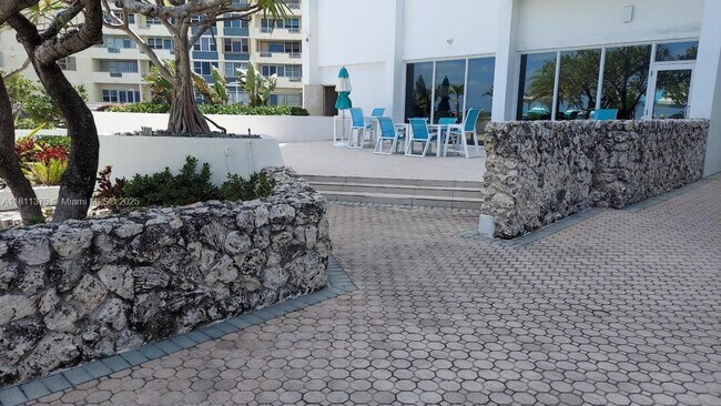 Building Photo - 3140 S Ocean Dr