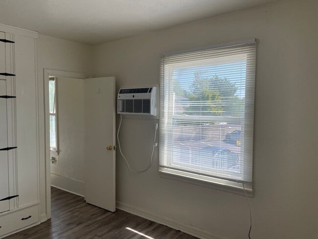 Building Photo - Newly Renovated-1 Bedroom 1 Bath Upstairs ...