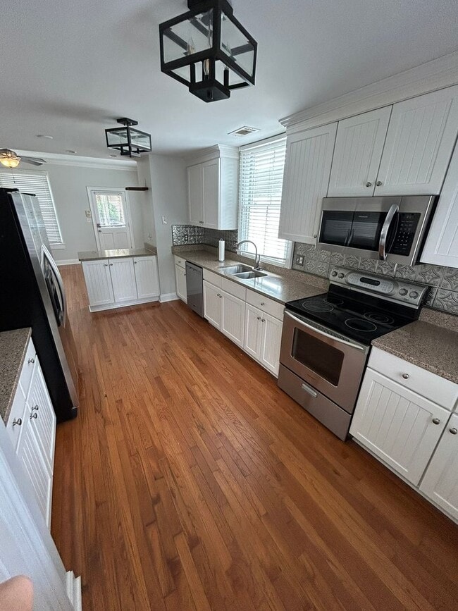 Building Photo - Beautiful 3 Bedroom/2 Bath with off street...