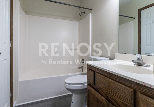 Building Photo - Cute 3 Bed, 2 full bath Townhome in Liberty