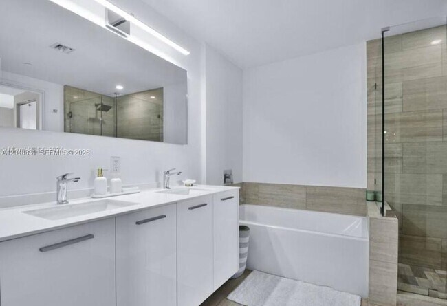Building Photo - 1300 Brickell Bay Dr