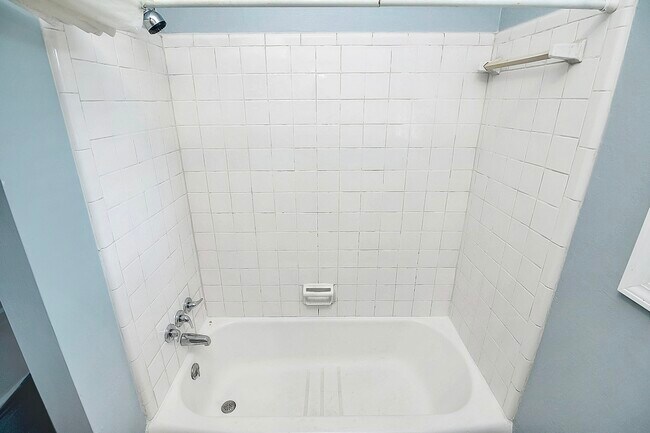 Building Photo - 2244 English Dr