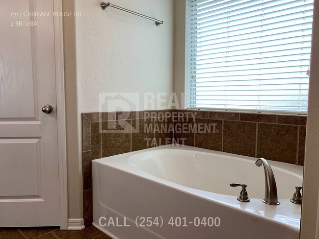 Building Photo - 1917 Carriage House Dr