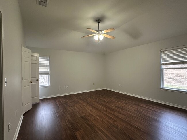 Building Photo - Ready for move in