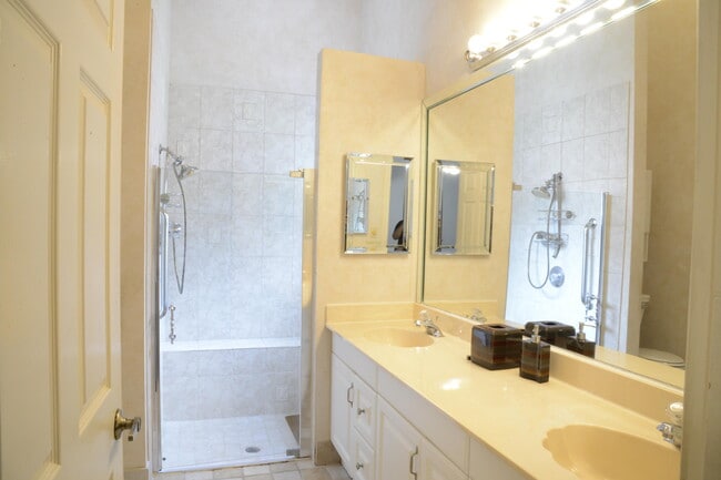 Building Photo - 7557 Lexington Club Blvd