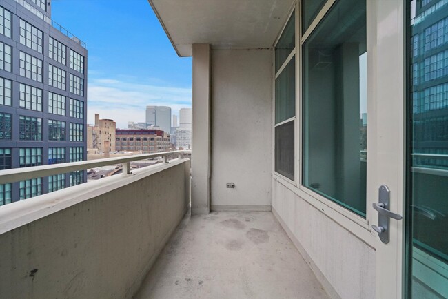 Building Photo - 909 W Washington Blvd