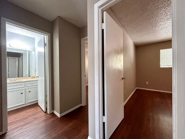 Building Photo - 1504 No Mor Cove