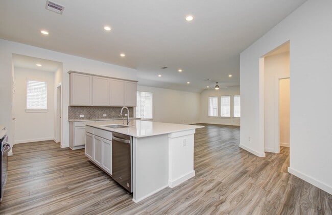 Building Photo - 10011 Angelina Wds Ln