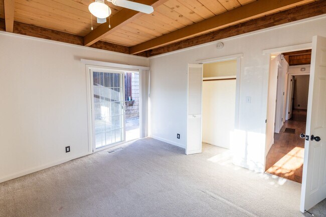 Building Photo - Beautiful 3 bedroom home with Castro Valle...