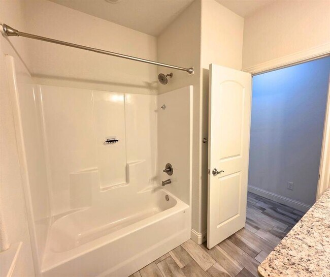 Building Photo - 1001 W Ashmore Landing Loop