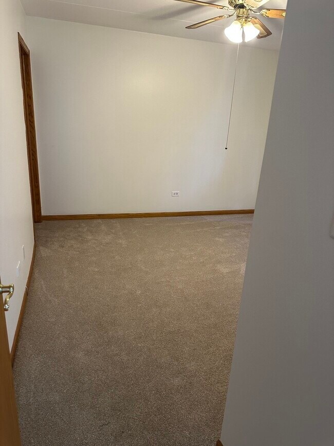 Building Photo - 9529 Minnick Ave