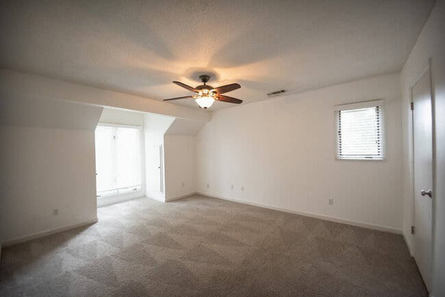 Building Photo - 6815 Raintree Dr