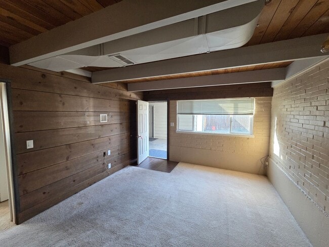 Building Photo - 3Bedroom, 2.5 Bath Mid Century Modern Home...