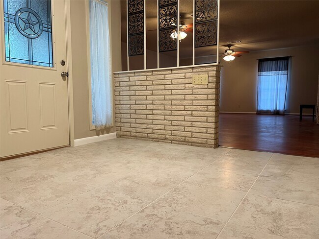 Building Photo - 401 Oakhill Dr