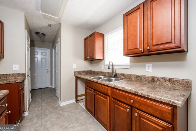 Building Photo - 7975 Trinity Park Dr