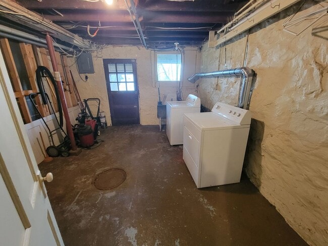 Building Photo - AVAILABLE JUNE 1ST -  Huge 4 Story Hillside Home!