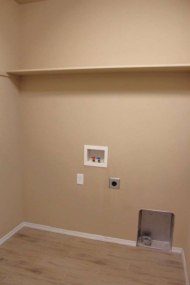 Building Photo - 2244 Kingswood Dr