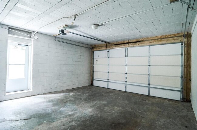 Building Photo - 2079 Street De Ville