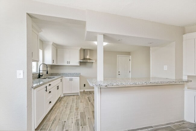 Building Photo - 4/2 Home for Lease