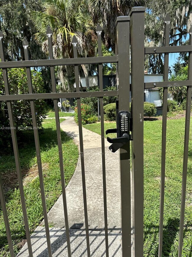 Building Photo - 2816 SW 14th Dr