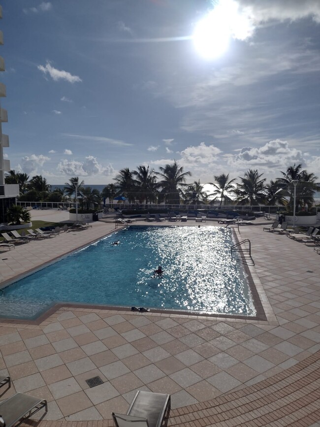 Pool deck with ocean view - 100 Lincoln Rd