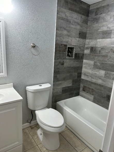 Building Photo - 1552 Baker St NE