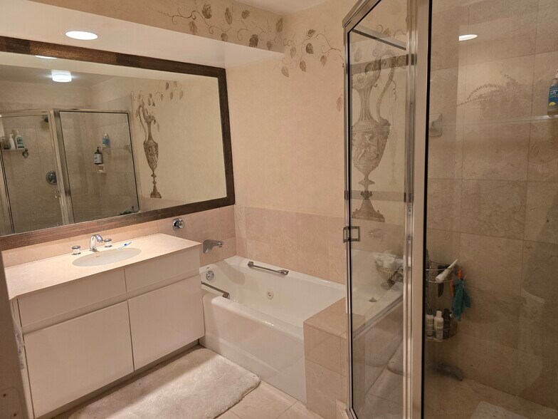 Building Photo - 888 Brickell Key Dr