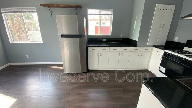 Building Photo - 1165 Sunvue Pl
