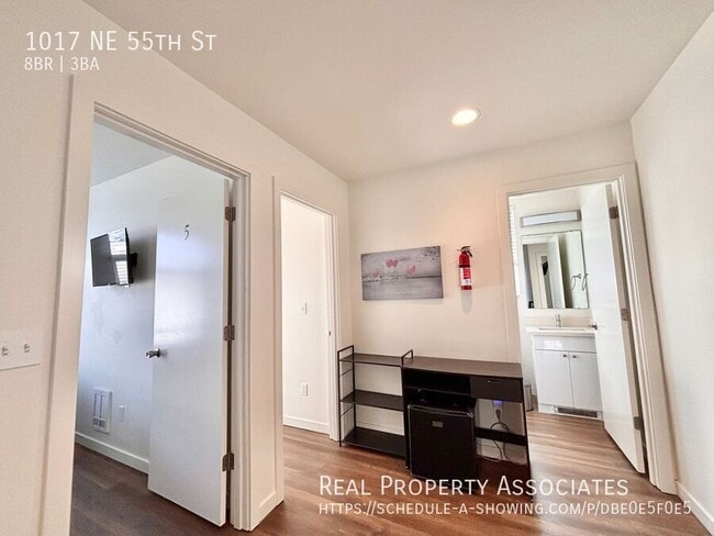 Building Photo - 1017 NE 55th St