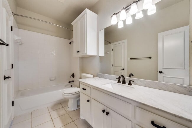 Building Photo - Montgomery Lane