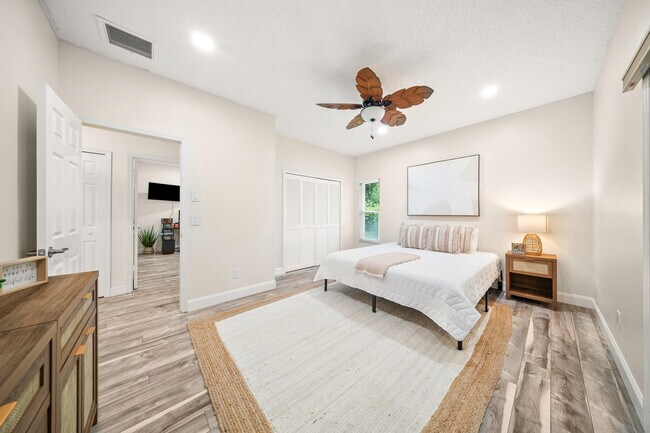 Building Photo - 7903 Plantation Lakes Dr