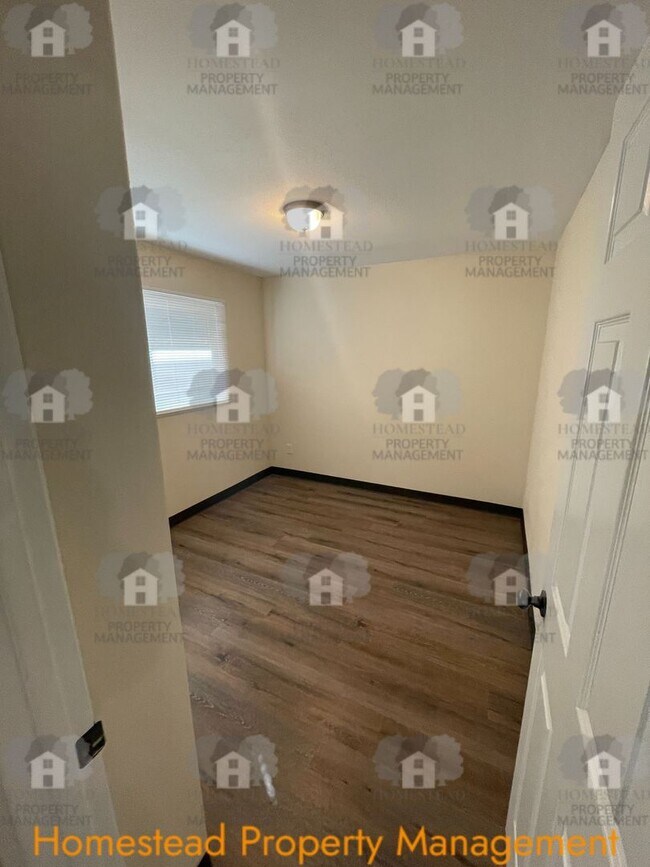 Building Photo - 595