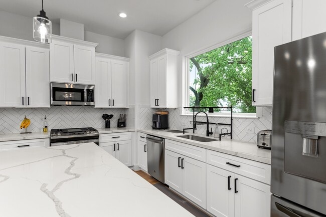 Building Photo - 3030 Live Oak St