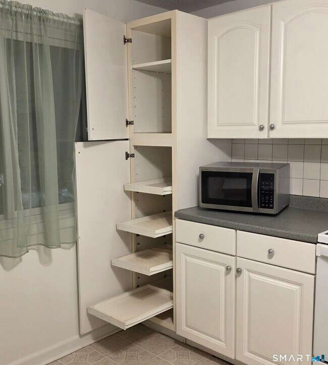 Building Photo - 7 Padanaram Rd