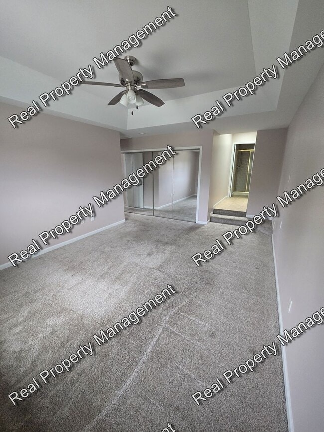 Building Photo - Three Bedroom Townhome