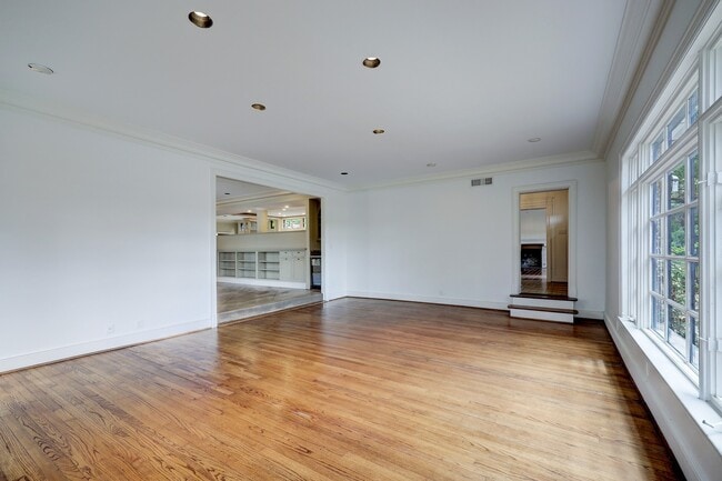 Building Photo - 3020 San Felipe St