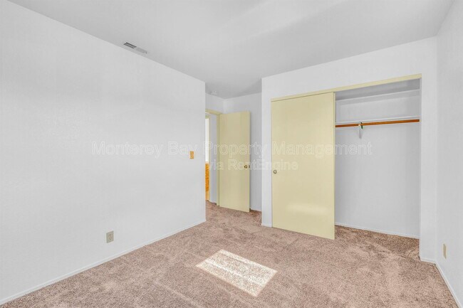 Building Photo - 143 Seal Ct